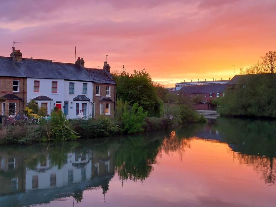 Stunning Riverside Oxford Apartment With Parking Exterior photo