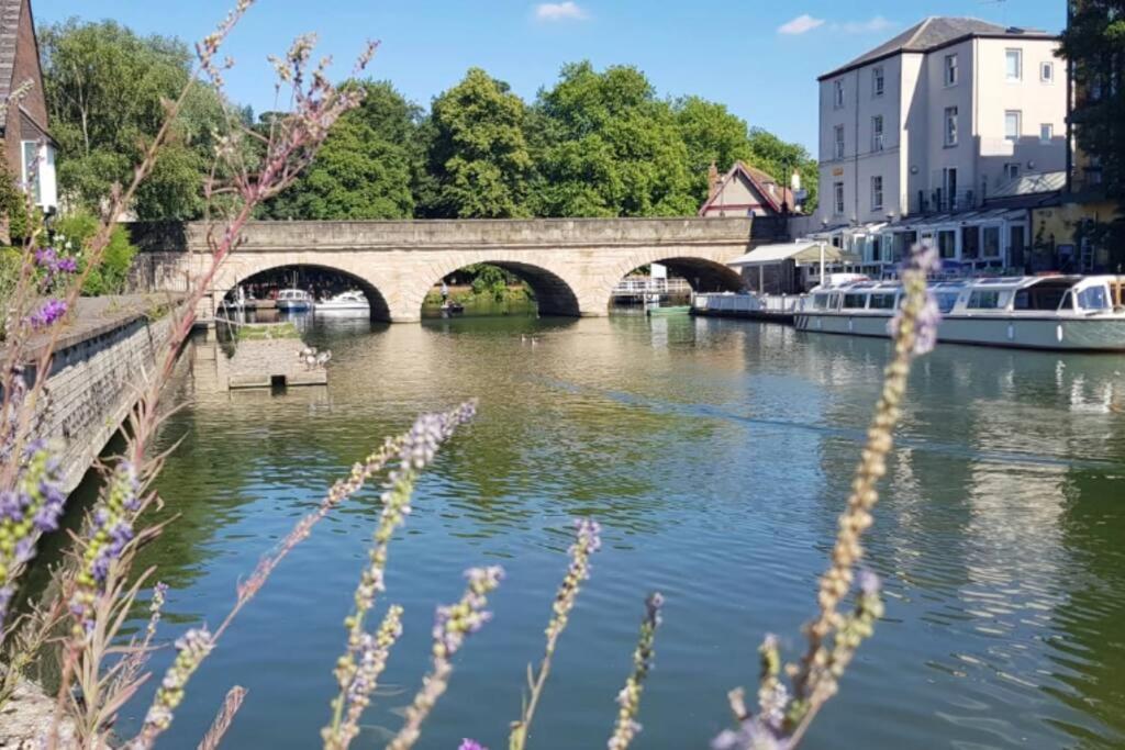 Stunning Riverside Oxford Apartment With Parking Exterior photo